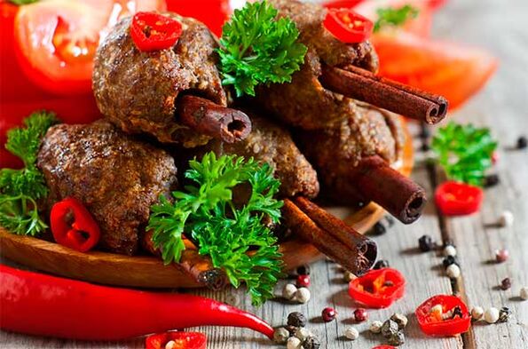 Rotoli di carne con spezie e verdure è un esempio di nutrizione adeguata